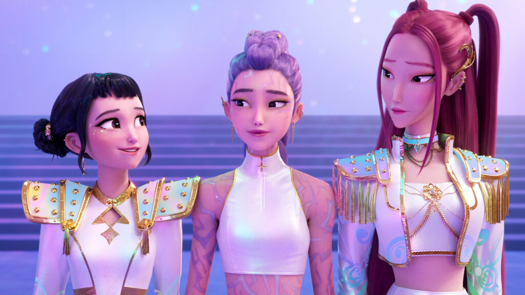 CAZADORES DE DEMONIOS DEL KPOP: cuando no están agotando las entradas en los estadios, las superestrellas del Kpop Rumi, Mira y Zoey usan sus identidades secretas como cazadores de demonios rudos para proteger a sus fanáticos de una amenaza sobrenatural siempre presente. Juntos, deben enfrentarse a su mayor enemigo hasta el momento: una irresistible banda rival de demonios disfrazados. ©2025Netflix