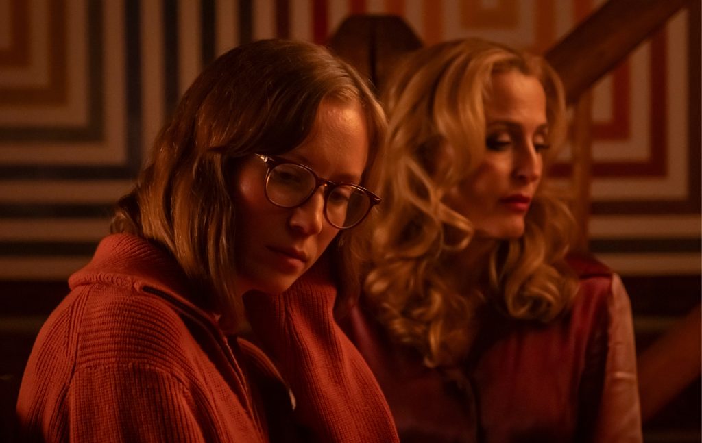 Hannah Einbinder (L) and Gillian Anderson (R) in Teenage Sex and Death at Camp Miasma