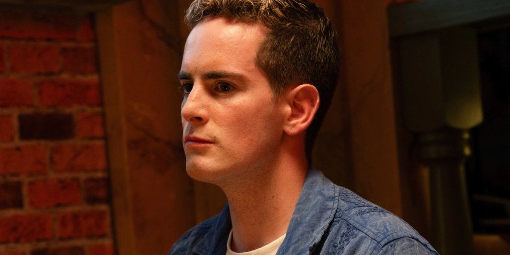 Elijah Young interpreta a Stewart en Smoggie Queens