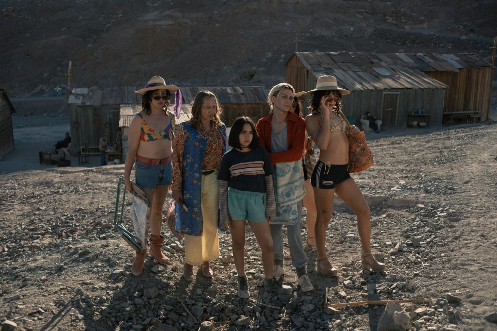 La Misteriosa Mirada de la familia Flamingo lgbtq+ mirando algo fuera de la pantalla.