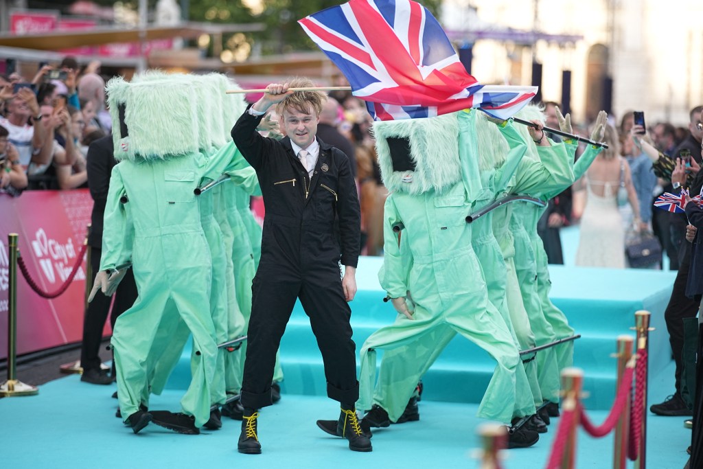 El músico inglés Sam Battle, también conocido como Look Mum No Computer y representante de Gran Bretaña con la canción 'Eins, Zwei, Drei', posa para los fotógrafos sobre la alfombra turquesa de la ceremonia inaugural del Festival de Eurovisión 2026