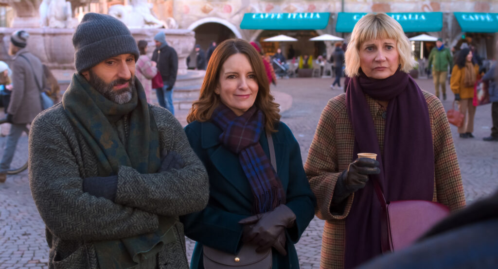 LAS CUATRO ESTACIONES, TEMPORADA 2. (De izquierda a derecha) Marco Calvani como Claude, Tina Fey como Kate y Kerri Kenney-Silver como Anne en el episodio 208 de Las Cuatro Estaciones, Temporada 2. Cr. Cortesía de Netflix © 2026
