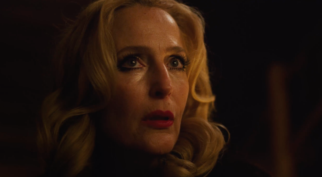 Gillian Anderson en Sexo y muerte adolescente en Camp Miasma (Foto: YouTube/Mubi Screengrab)
