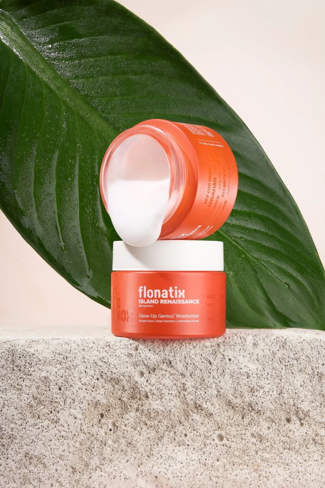 una imagen estilizada de la crema hidratante Glow Up Genius™ de Flonatix