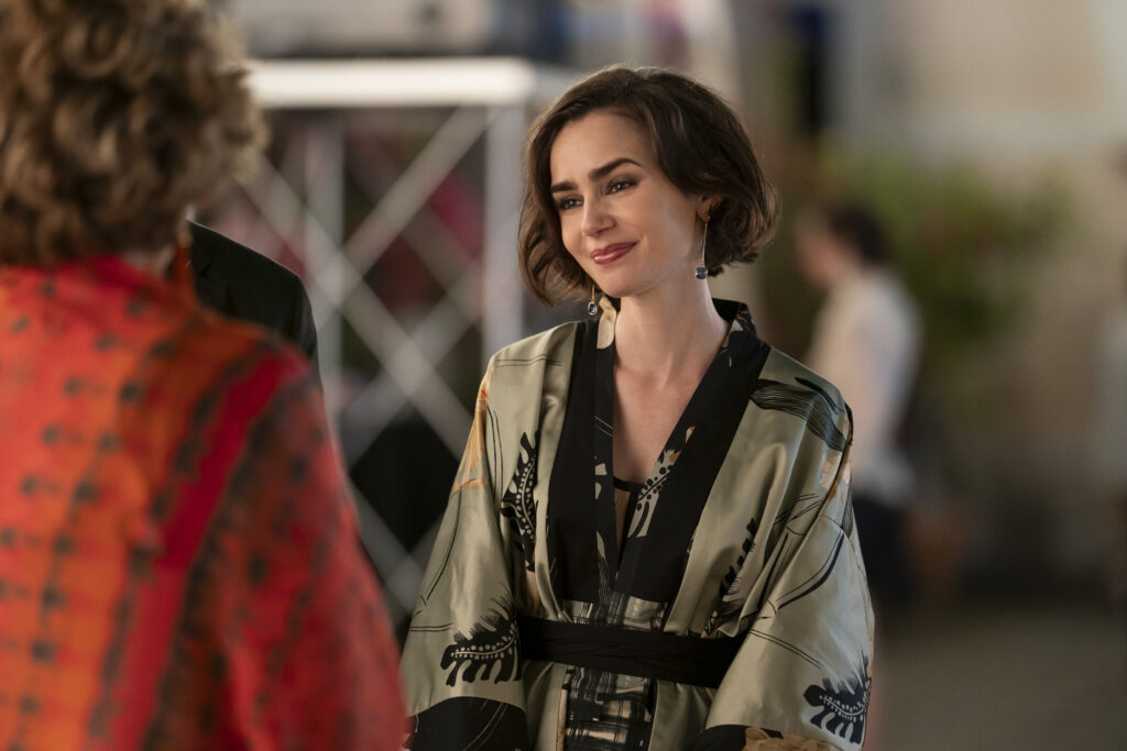 Emily en París. Lily Collins como Emily en el episodio 504 de Emily In Paris. Cr. Giulia Parmigiani/Netflix © 2025