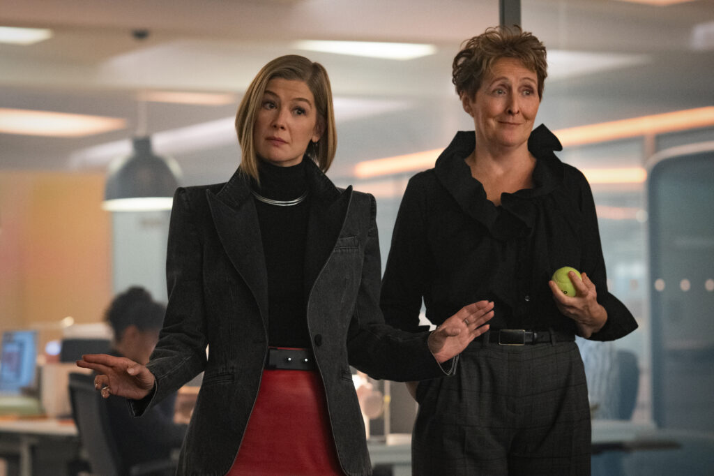 Las señoras primero. (LR) Rosamund Pike como Alex Fox y Fiona Shaw como Felicity Chase en Ladies First. Cr. Rob Youngson/Netflix © 2026.