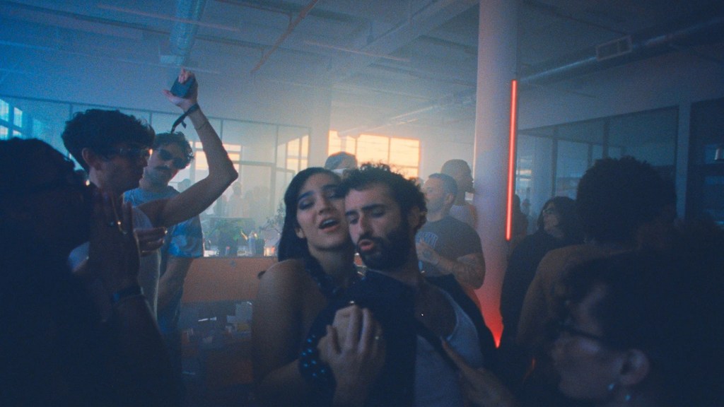 Club Kid todavía: dos personas bailando en una sala llena de humo