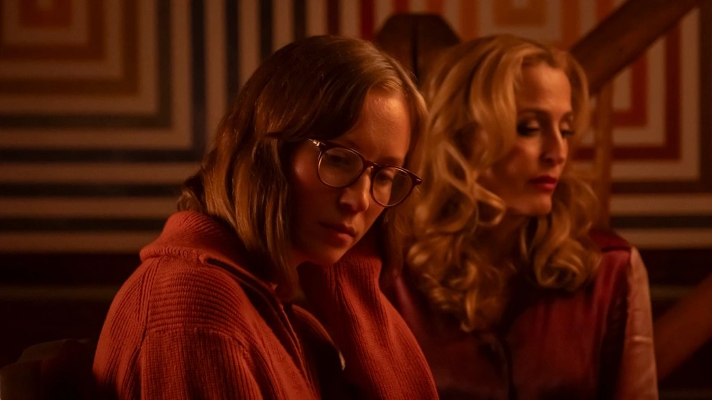 Hannah Einbinder (izq.) y Gillian Anderson (der.) en Sexo adolescente y muerte en Camp Miasma