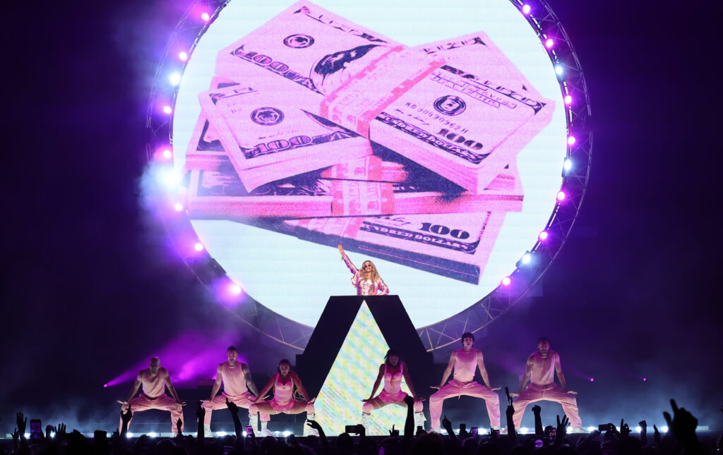 INGLEWOOD, CALIFORNIA - 24 DE MAYO: Kesha actúa en el escenario durante Kesha: The Freedom Tour en el Kia Forum el 24 de mayo de 2026 en Inglewood, California. (Foto de Emma McIntyre/Getty Images para Live Nation)
