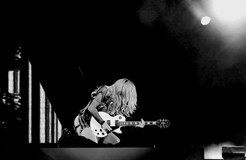 INGLEWOOD, CALIFORNIA - 24 DE MAYO: (NOTA DEL EDITOR: Esta imagen fue convertida a blanco y negro. No hay versión en color disponible). Kesha actúa en el escenario durante Kesha: The Freedom Tour en el Kia Forum el 24 de mayo de 2026 en Inglewood, California. (Foto de Emma McIntyre/Getty Images para Live Nation)