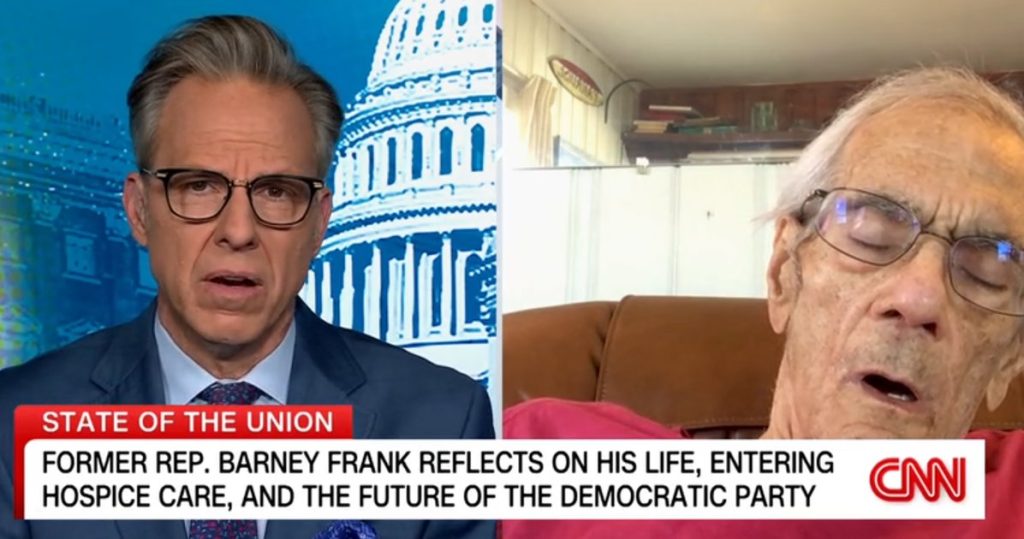 Barney Frank, visiblemente enfermo, critica a los defensores trans por hacer del deporte una “prueba de fuego”