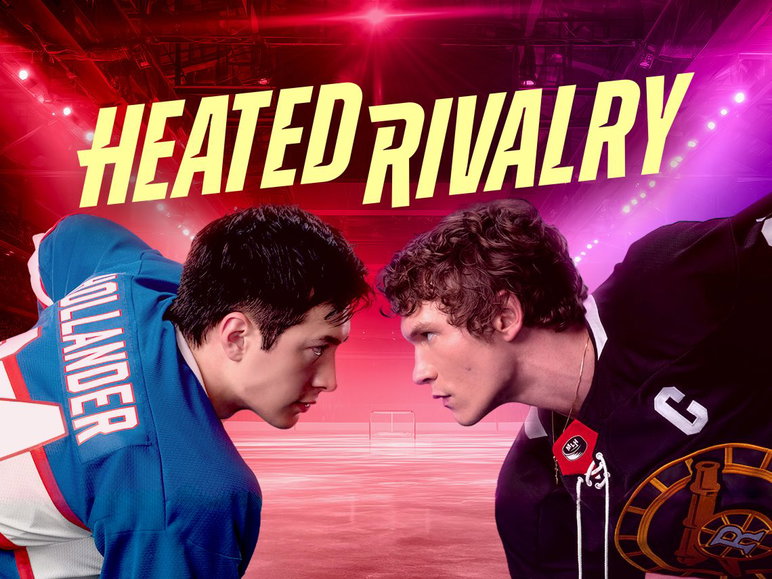 La imagen muestra el título del programa en fuente amarilla, un anillo de hockey sobre hielo iluminado en rojo y dos jugadores de hockey de piel más clara con camisetas azules y negras (respectivamente) mirándose mientras sus palos de hockey se cruzan sobre el hielo.