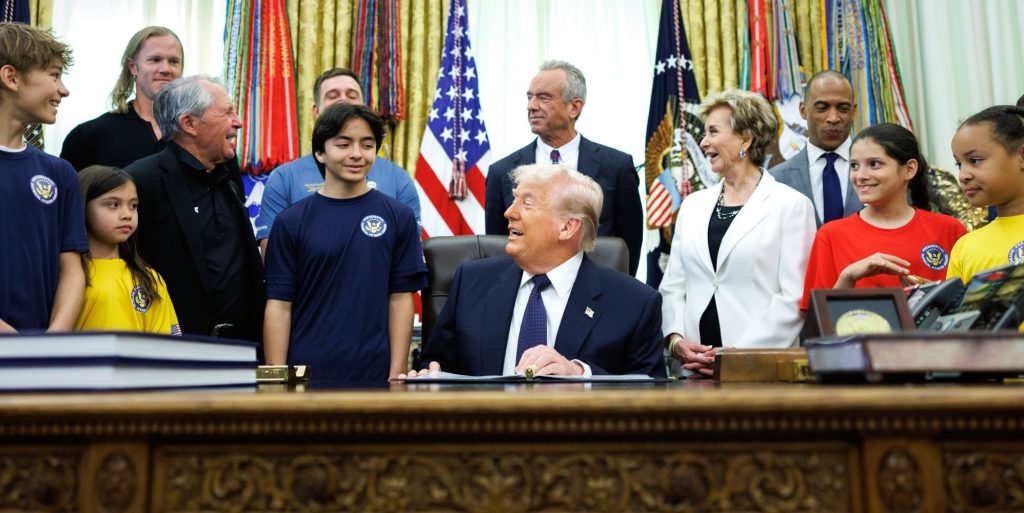 Donald Trump le pregunta a un niño sobre el levantador de pesas trans en otro discurso inapropiado