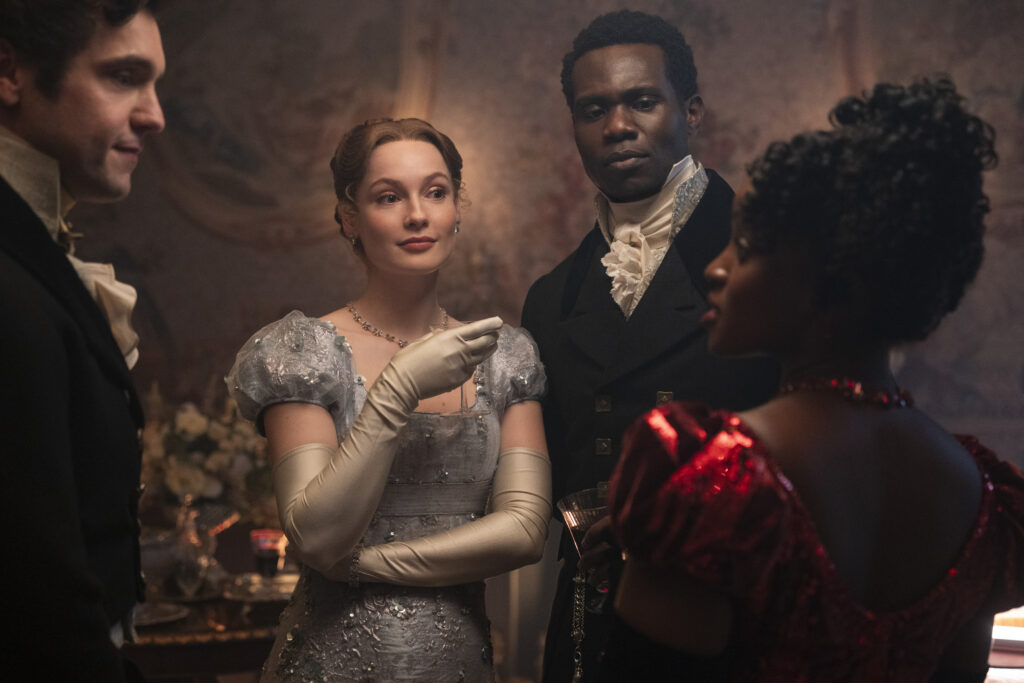 Bridgerton. (De izquierda a derecha) Hannah Dodd como Francesca Bridgerton, Victor Alli como John Stirling, Masali Baduza como Michaela en el episodio 405 de Bridgerton. Cr. Liam Daniel/Netflix © 2025