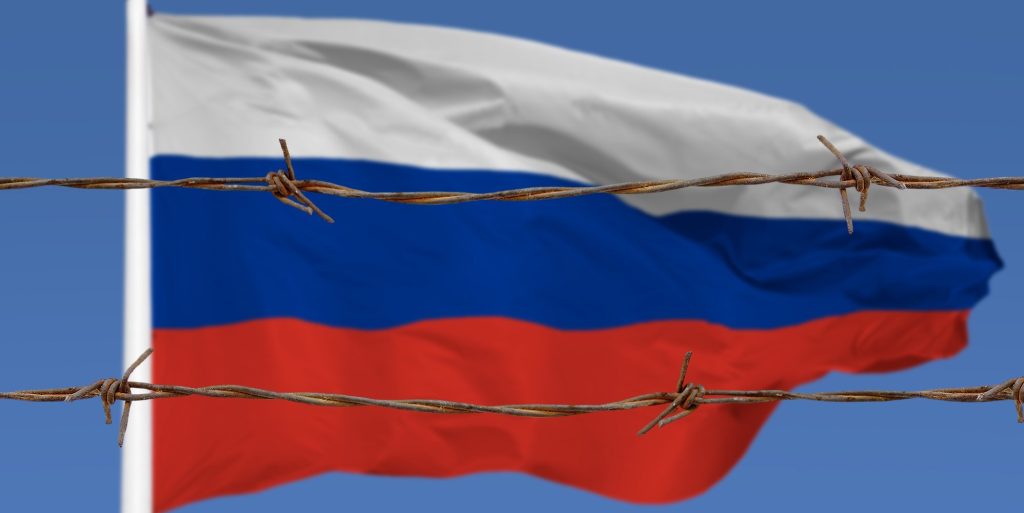 Hombre deportado de Rusia después de que una reseña de 'faldita encantadora' fuera considerada 'propaganda LGBT'