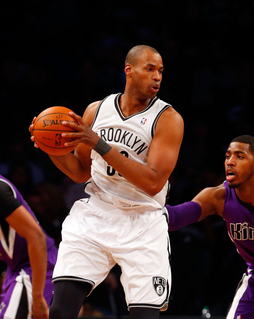 NUEVA YORK, NY - 09 DE MARZO: (NEW YORK DAILIES OUT) Jason Collins #98 de los Brooklyn Nets en acción contra los Sacramento Kings en el Barclays Center el 9 de marzo de 2014 en el distrito de Brooklyn de la ciudad de Nueva York. Los Nets derrotaron a los Kings 104-89. NOTA PARA EL USUARIO: El usuario reconoce y acepta expresamente que, al descargar y/o utilizar esta fotografía, acepta los términos y condiciones del Acuerdo de licencia de Getty Images. (Foto de Jim McIsaac/Getty Images)
