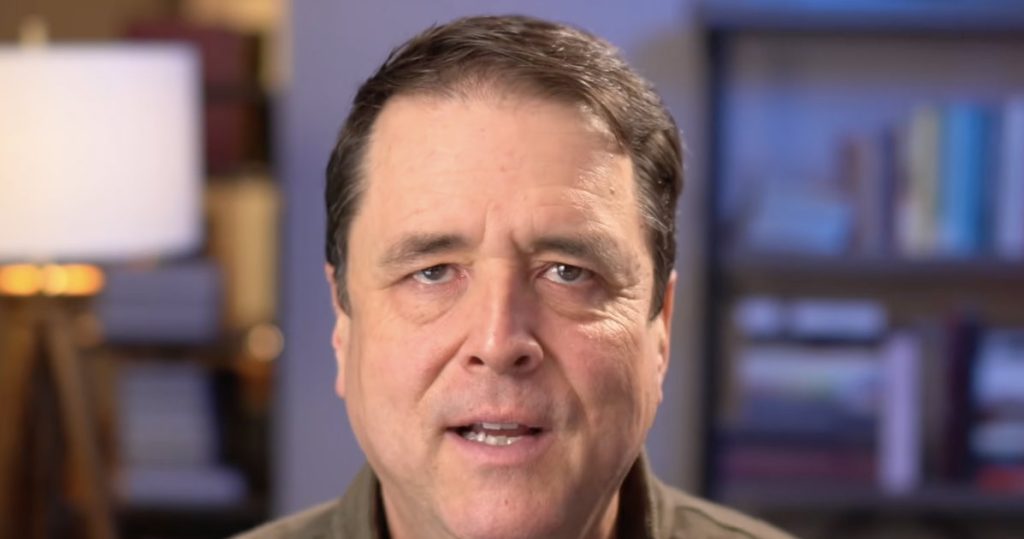 La iglesia SUD lo demandó por contar historias de mormones LGBTQ+. Pero él está contraatacando.