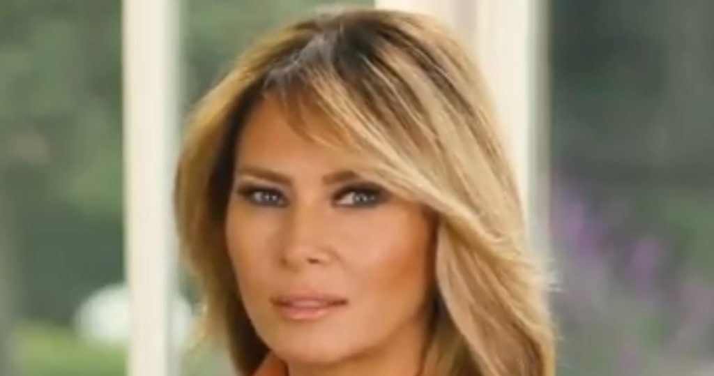 La multitud en la Casa Blanca se ríe después de que Melania elogia la “empatía” de su marido