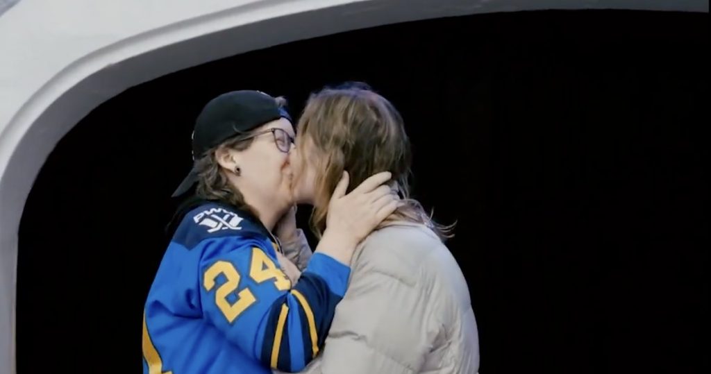 La multitud se vuelve loca cuando una pareja de lesbianas se compromete en la noche del Orgullo de hockey femenino