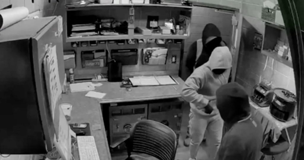 Ladrones se llevan una caja fuerte en un robo a un bar gay a la velocidad del rayo