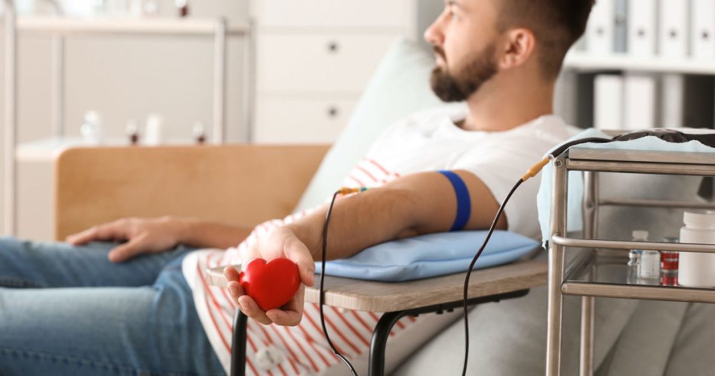 Las donaciones de sangre de hombres homosexuales están aumentando ahora después del cambio al nuevo modelo de evaluación de riesgos
