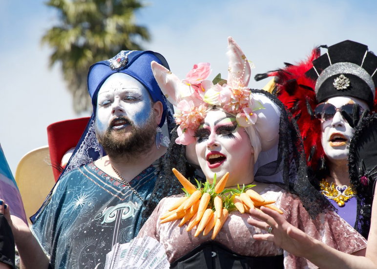 San Francisco, CA - 31 de marzo de 2024: Participantes no identificados en la 45ª Pascua Anual en el Parque, organizada por las Hermanas de la Perpetua Indulgencia.