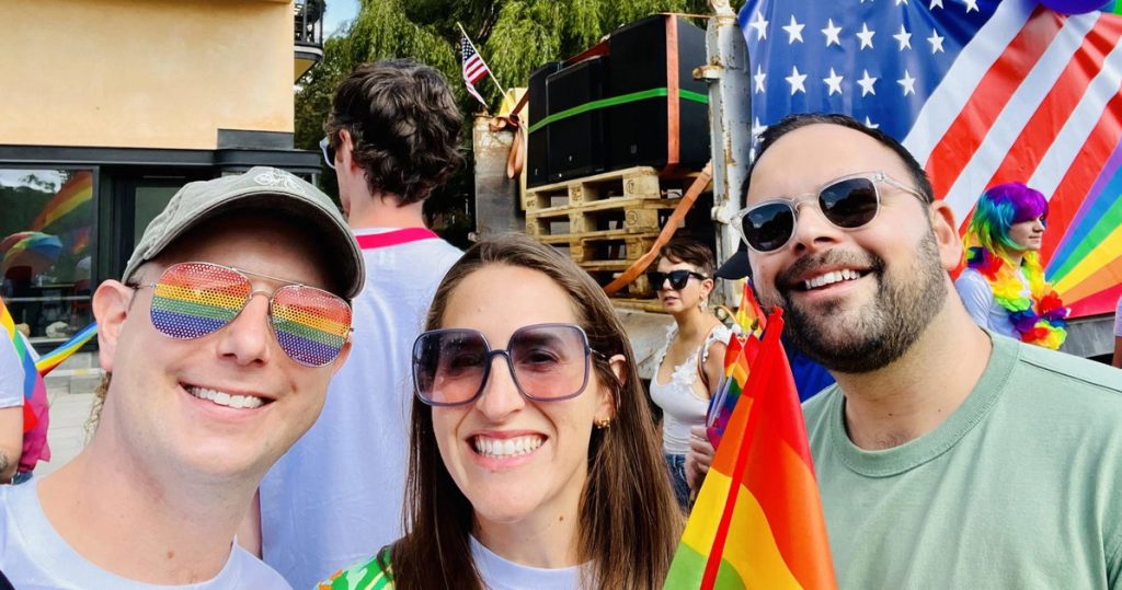 Los maridos Bryan y Victor se mudaron a 4000 millas de Estados Unidos, pero no pueden escapar de la política.