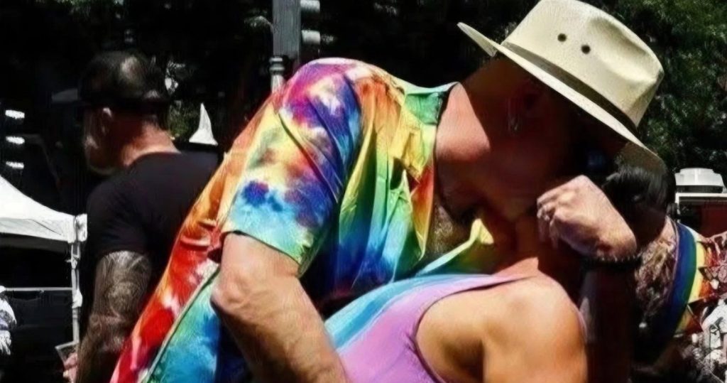 Los maridos Richard y Chris recrean un momento romántico cada año en Pride
