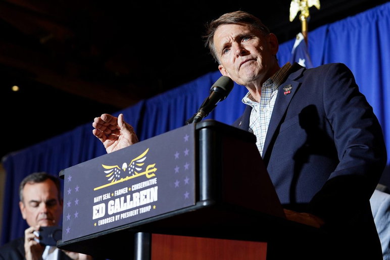 Ed Gallrein pronuncia un discurso de victoria después de derrotar al representante estadounidense Thomas Massie en las elecciones primarias de Kentucky, el martes 19 de mayo de 2026, en Wenzel Distillery en Covington, Kentucky.