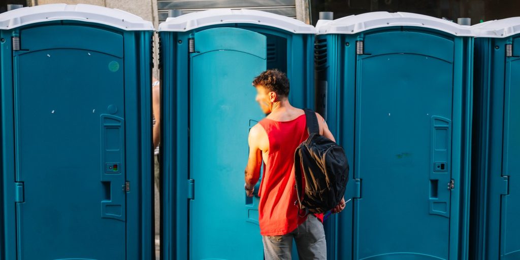 Se obliga a los estudiantes trans a utilizar orinales portátiles al aire libre como nuevo proyecto de ley firmado en Carolina del Sur