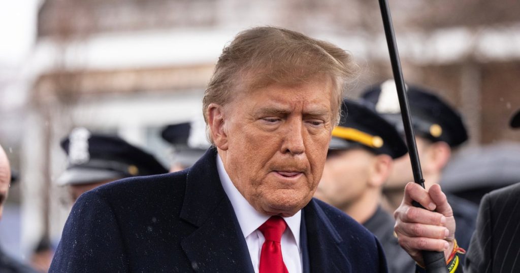 Trump culpa a los demócratas por el atentado contra su vida mientras continúa flexibilizando las restricciones a las armas