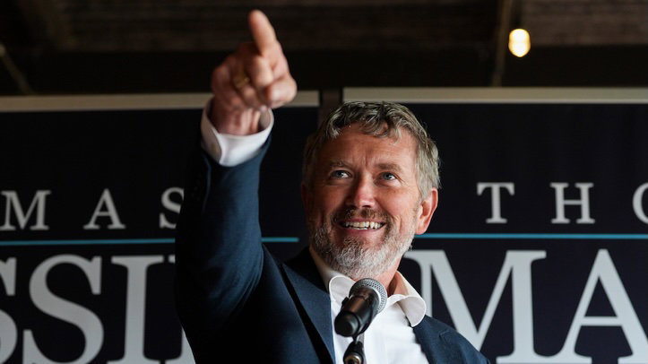 El representante republicano estadounidense Thomas Massie habla durante una parada de campaña en la destilería Jeptha Creed en Shelbyville, Kentucky, el jueves 25 de septiembre de 2025.