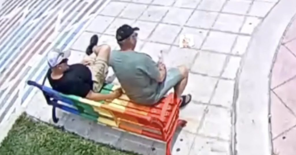 Turistas alemanes garabatean un mensaje de odio nazi en un banco arcoíris