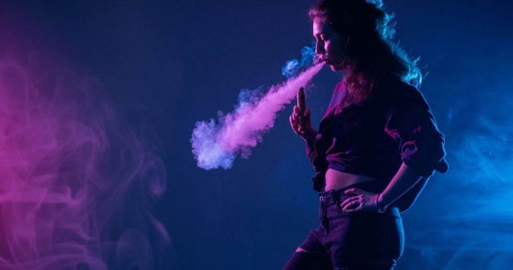 Un nuevo estudio revela que los jóvenes LGBTQ+ están vapeando para hacer frente a la situación