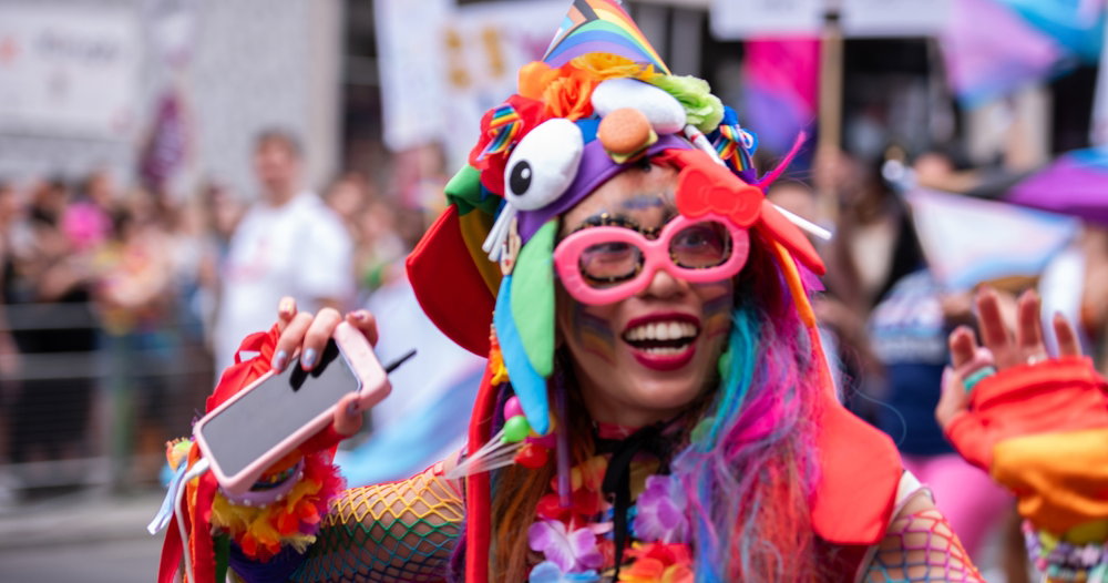 Una pequeña ciudad cancela el Orgullo después de que los vándalos destruyeran sus pancartas dos veces