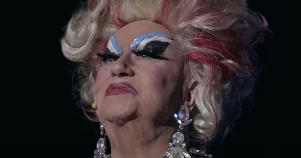 Vándalo desfigura una placa histórica en honor a la drag queen más antigua del mundo: “Muerte a los sodomitas”