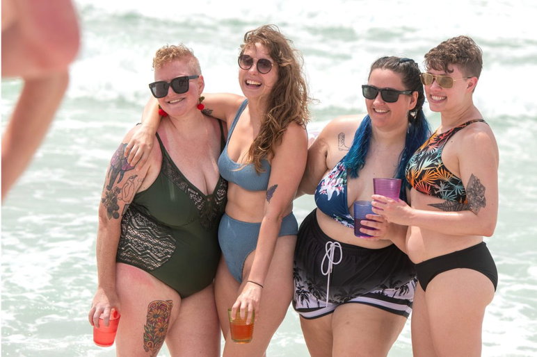 Los visitantes celebran el Día de los Caídos en Pensacola Beach Park East, el sábado 23 de mayo de 2026.