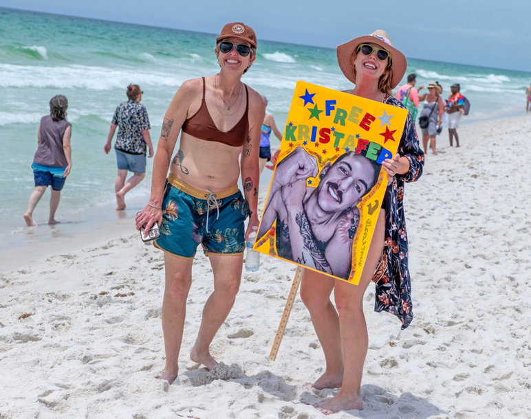 Los visitantes celebran el Día de los Caídos en Pensacola Beach Park East, el sábado 23 de mayo de 2026.