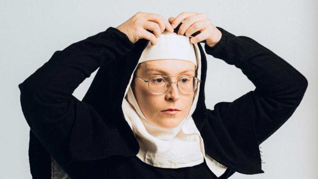 Scout Boxall: El favorito de Dios: una imagen fija de Scout vistiendo un traje de monja