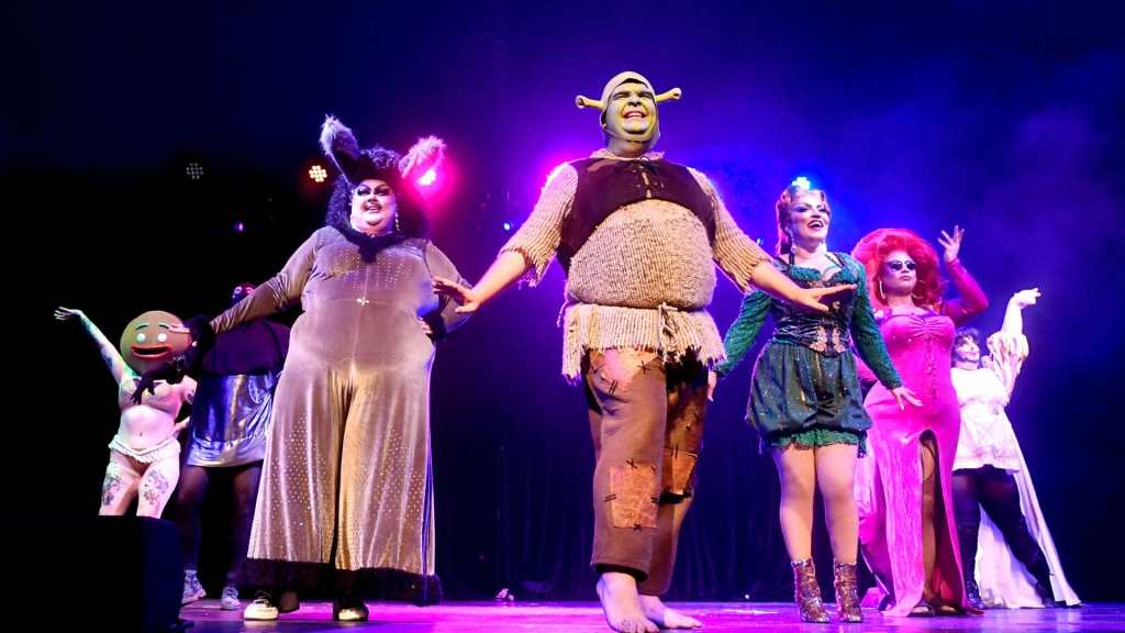 Swamplesque: artistas en el escenario vestidos como personajes de Shrek.