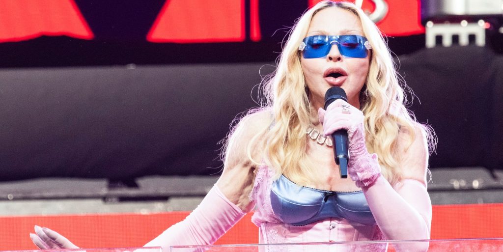Fans de Madonna 'muertos de miedo' por peligroso truco en actuación sorpresa del Orgullo