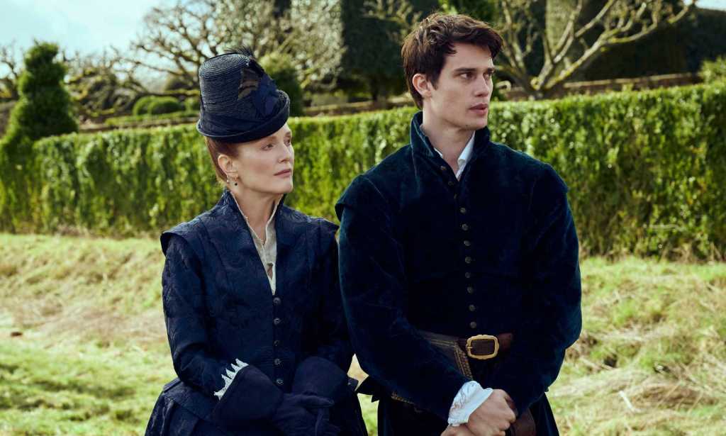 Julianne Moore (izquierda) como Mary Villiers y Nicholas Galitzine (derecha) como George Villiers en la serie Mary And George de Sky Atlantic
