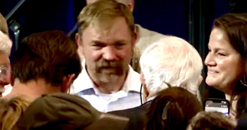 Graham Platner, aliado LGBTQ+, gana a lo grande en las primarias del Senado de Maine a pesar de una historia problemática