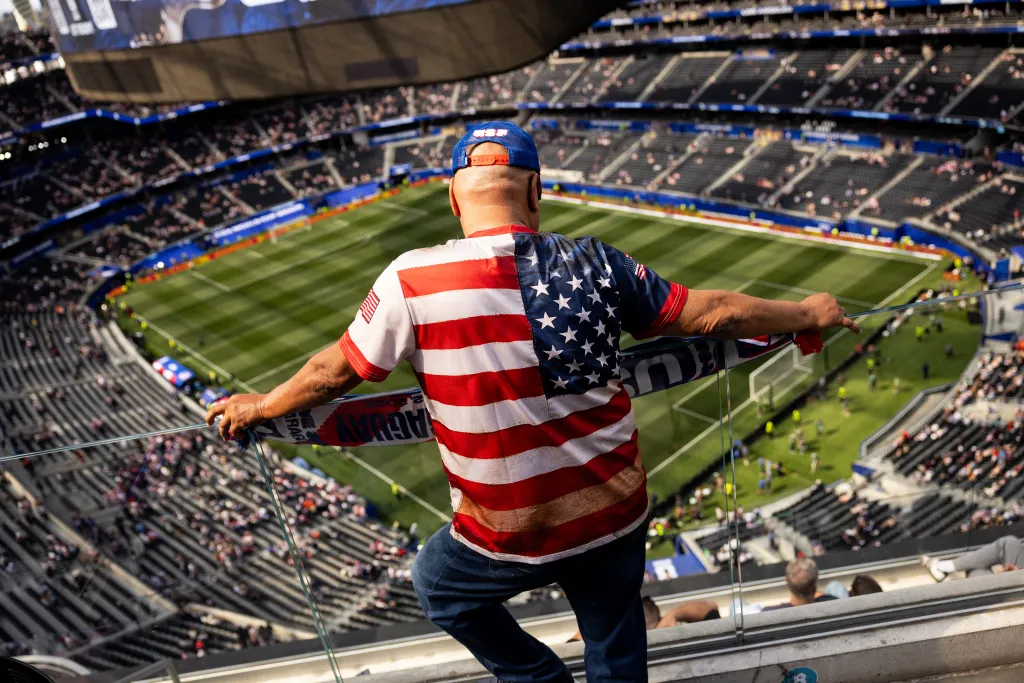 Un aficionado estadounidense viste una camiseta con la bandera estadounidense mientras asiste al partido de fútbol de la Copa Mundial 2026.