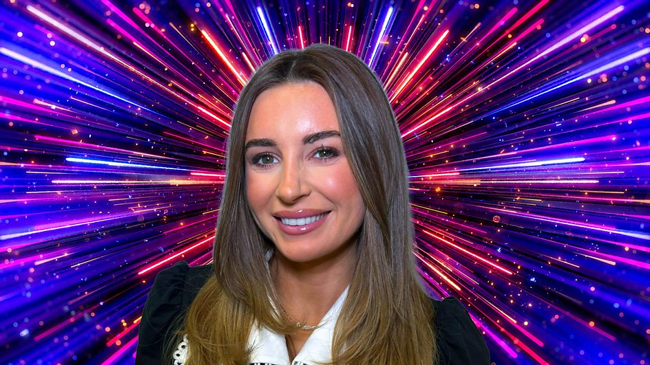 Dani Dyer frente a una colorida explosión de fuegos artificiales