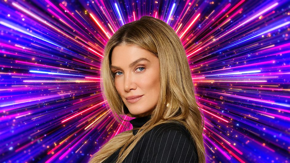 Delta Goodrem frente a una colorida explosión de fuegos artificiales