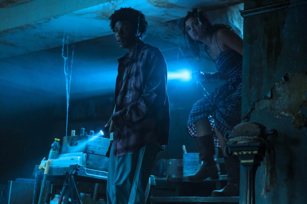 Bancos exteriores. (De izquierda a derecha) Jonathan Daviss como Pope, Madison Bailey como Kiara en el episodio 505 de Outer Banks. Cr. Jackson Lee Davis/Netflix © 2026