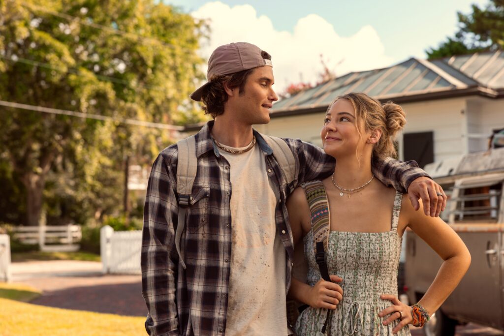 Bancos exteriores. (De izquierda a derecha) Chase Stokes como John B, Madelyn Cline como Sarah Cameron en el episodio 503 de Outer Banks. Cr. Jackson Lee Davis/Netflix © 2026