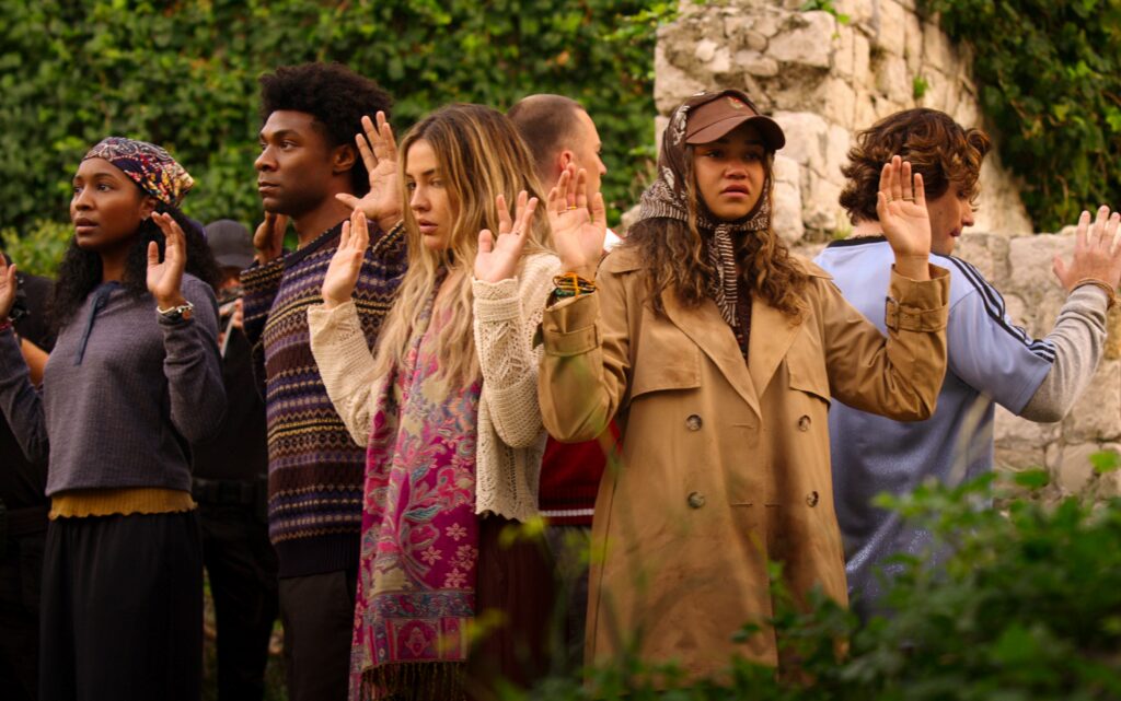 Bancos exteriores. (De izquierda a derecha) Carlacia Grant como Cleo, Jonathan Daviss como Pope, Madelyn Cline como Sarah Cameron, Drew Starkey como Rafe, Madison Bailey como Kiara, Chase Stokes como John B en el episodio 503 de Outer Banks. Cr. Cortesía de Netflix © 2026