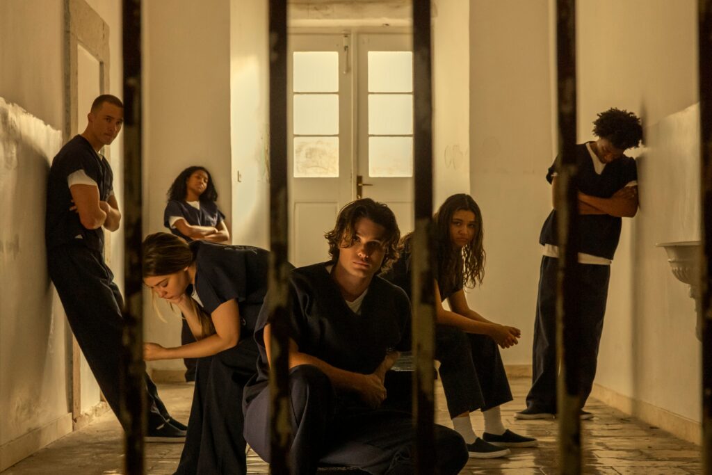 Bancos exteriores. (De izquierda a derecha) Drew Starkey como Rafe, Madelyn Cline como Sarah Cameron, Carlacia Grant como Cleo, Chase Stokes como John B, Madison Bailey como Kiara, Jonathan Daviss como Pope en el episodio 503 de Outer Banks. Cr. Jackson Lee Davis/Netflix © 2026